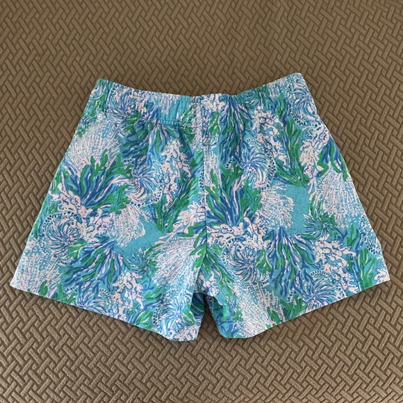 Lilly Pulitzer Blue and Green Patterned Women Shorts - Picture 2 of 3